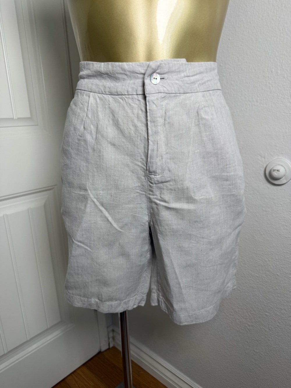 Tahari Light Gray Flat Front Linen Shorts S